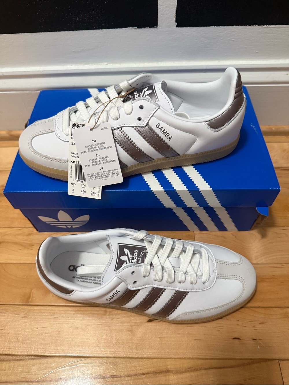 New In Box Adidas Samba OG White And Silver Sneakers Womens 8 - Picture 2 of 4